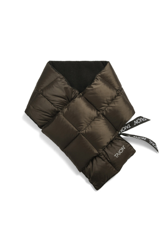 [타이온] BASIC DOWN SCARF 베이식 다운 스카프 - D.CHOCO는 부드러운 촉감의 플리스 안감으로 제작되어 뛰어난 착용감을 선사합니다. 800FP 다운 충전재를 사용하여 가볍지만 뛰어난 보온성을 제공하며, 퀄팅 디자인으로 세련된 멋을 더했습니다. 미니멀하고 베이직한 스타일에 다크초코 컬러가 더해져 출근룩이나 여행룩 등 다양한 TPO에 활용할 수 있습니다. 경량 소재로 제작되어 활동성이 뛰어나며, 겨울철 따뜻하고 스타일리시하게 연출하기 좋은 아이템입니다.
