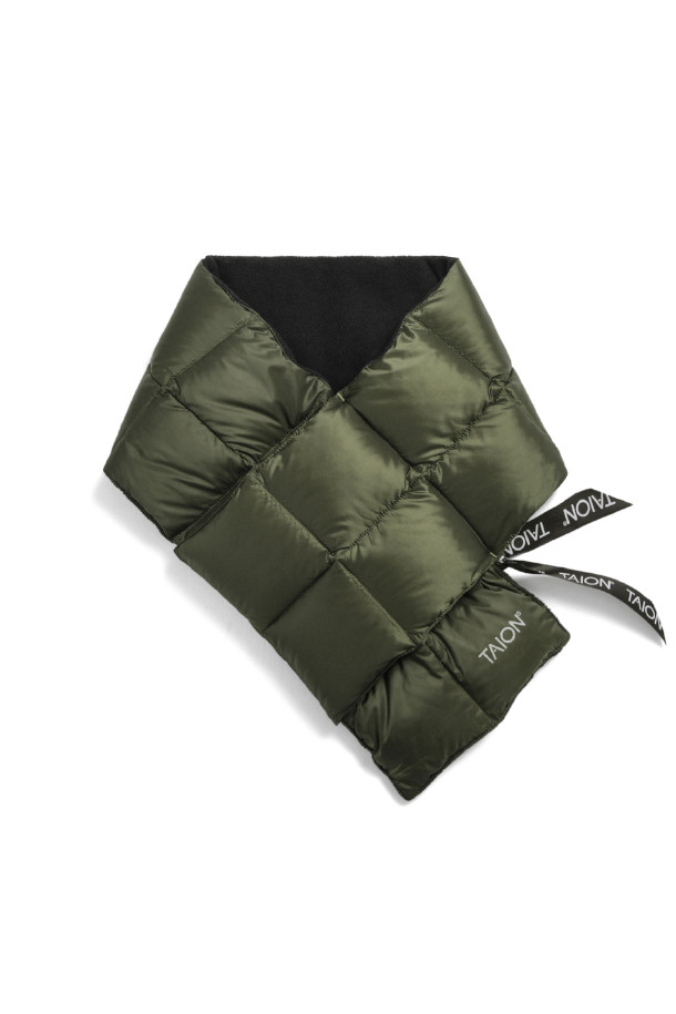 [타이온] BASIC DOWN SCARF 베이식 다운 스카프 - D.OLIVE는 포근함과 스타일을 동시에 만족시키는 겨울철 필수 아이템입니다. 부드러운 플리스 안감과 800FP 다운 충전재(다운 95%, 페더 5%)를 사용하여 보온성을 극대화했으며, 가벼운 착용감을 제공합니다. 미니멀하고 베이직한 디자인에 다크 올리브 컬러의 무지 패턴으로 어떤 스타일에도 자연스럽게 매치됩니다. 추운 날씨에도 따뜻하고 편안하게 착용할 수 있는 데일리 스카프입니다.

