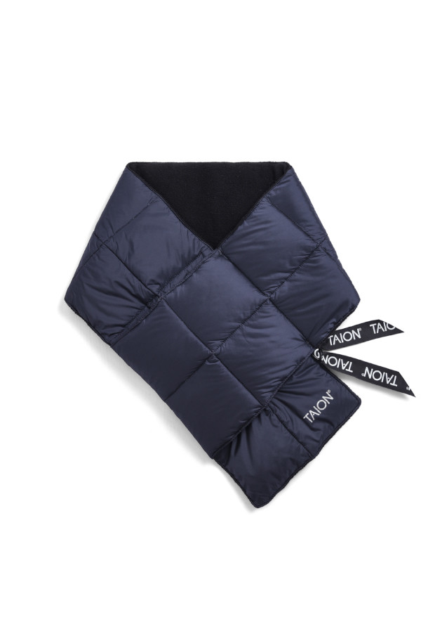 [타이온] BASIC DOWN SCARF 베이식 다운 스카프 - D.NAVY는 800FP 다운 충전재와 다운 95%, 페더 5%의 충전재를 사용하여 보온성을 극대화한 겨울용 스카프입니다. 부드러운 플리스 안감과 두꺼운 두께감으로 포근한 착용감을 선사하며, 가볍게 제작되어 활동성을 높였습니다. 미니멀하고 베이직한 디자인으로 출근룩, 여행룩 등 다양한 스타일에 매치하기 용이합니다. 네이비 컬러의 무지 디자인으로 어떤 옷에도 잘 어울려 활용도가 높습니다. 추운 계절, 따뜻함과 스타일을 동시에 잡을 수 있는 필수 아이템입니다.
