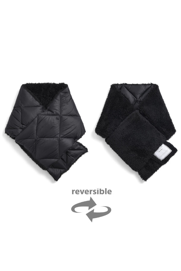 [타이온] CITY REVERSIBLE DOWN SCARF (시티 리버서블 다운 스카프) - BLACK X BLACK은 겨울철 보온성을 책임지는 필수 아이템입니다. 가볍고 부드러운 촉감의 나일론, 폴리에스테르, 다운 충전재를 사용하여 편안한 착용감을 선사합니다. 800FP 다운 충전재와 다이아몬드 퀄팅 스티치 디자인으로 보온성을 높였으며, 리버서블 디자인으로 다양한 스타일 연출이 가능합니다. 미니멀, 클래식, 캐주얼 스타일 모두 소화 가능하며, 출근룩과 여행룩에 모두 활용할 수 있습니다. 블랙 컬러로 어떤 옷에도 매치하기 용이하여 겨울철 데일리 스카프로 제격입니다.
