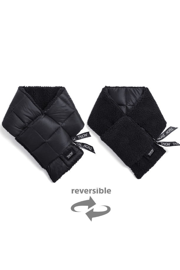 [타이온] 마운틴 리버서블 다운×보아 스카프 - BLACK X BLACK은 800FP의 고보온성을 자랑하는 겨울철 필수 아이템입니다. 한쪽 면은 부드러운 마이크로 보아 소재, 다른 한쪽 면은 나일론 소재를 사용하여 리버서블 디자인으로 다양한 스타일을 연출할 수 있습니다. 다운 95%, 페더 5%의 충전재로 가볍고 따뜻하며, 퀄팅 패턴과 미니멀한 디자인이 특징입니다. 출근룩과 산책룩에 모두 잘 어울리며, 미니멀, 클래식, 캐주얼 스타일을 즐기는 분들께 추천합니다. 가로 17cm, 총길이 89cm로, 얼굴을 포근하게 감싸줍니다.