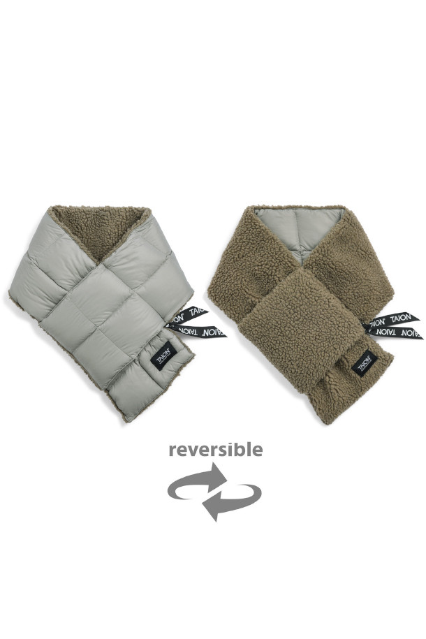 [타이온] MOUNTAIN REVERSIBLE DOWN×BOA SCARF 마운틴 리버서블 다운×보아 스카프 - L.GRAY X BEIGE는 겨울철 따뜻함과 스타일을 책임지는 스카프입니다. 라이트 그레이와 베이지 컬러의 조화로, 어떤 룩에도 자연스럽게 어울립니다. 안쪽 면은 부드러운 마이크로 보아 소재, 바깥쪽 면은 다이아몬드 퀄팅 스티치 디자인으로, 800FP 다운 충전재를 사용하여 보온성과 경량성을 동시에 잡았습니다. 리버서블 디자인으로 다양한 스타일 연출이 가능하며, 출근룩과 연말 모임룩에 포인트를 더할 수 있습니다. 클래식, 미니멀, 캐주얼 등 어떤 스타일에도 매치하여 세련된 겨울 패션을 완성해 보세요.