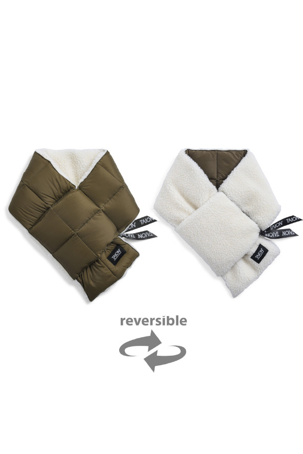 [타이온] MOUNTAIN REVERSIBLE DOWN×BOA SCARF (마운틴 리버서블 다운 × 보아 스카프)는 올리브와 아이보리 컬러 양면으로 착용 가능한 스카프입니다. 다이아몬드 퀄팅 스티치 디자인이 돋보이며, 한 면은 나일론 소재, 반대면은 마이크로 보아 소재로 제작되어 부드러운 촉감과 세련된 스타일을 동시에 제공합니다. 800FP(필파워) 고보온성 다운 충전재를 사용하여 가볍지만 뛰어난 보온력을 자랑하며, 겨울철 일상룩과 여행룩, 산책룩에 모두 잘 어울립니다. 미니멀하고 클래식한 디자인으로 다양한 스타일을 연출할 수 있습니다.