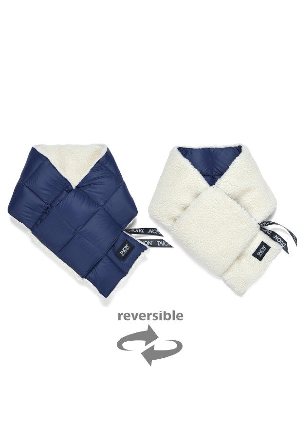 [타이온] 마운틴 리버서블 다운×보아 스카프는 네이비와 아이보리 컬러로 출시된 겨울철 방한용 스카프입니다. 가볍고 따뜻한 800FP 다운 충전재와 부드러운 보아 원단을 사용하여 보온성을 극대화했습니다. 다이아몬드 퀄팅 디자인으로 캐주얼, 미니멀, 클래식 스타일의 산책룩 또는 출근룩에 매치하기 좋습니다. 리버서블 디자인으로 다양한 스타일 연출이 가능하며, 두꺼운 두께감으로 추운 날씨에도 따뜻하게 착용할 수 있습니다. 나일론과 폴리에스테르 혼방 소재로 제작되어 내구성이 뛰어나며, 경량으로 편안한 착용감을 제공합니다.