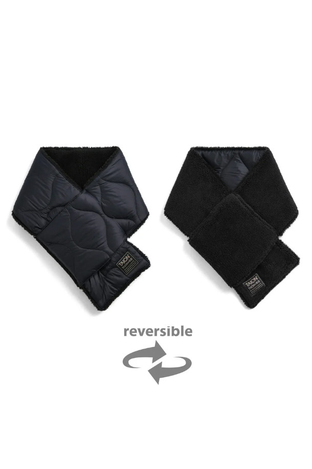 [타이온] MILITARY REVERSIBLE DOWN SCARF (밀리터리 리버서블 다운 스카프) - BLACK은 800FP 다운 충전재를 사용하여 보온성을 극대화한 스카프입니다. 헥사곤 퀄팅 마감으로 밀리터리 스타일을 강조했으며, 양면 착용이 가능한 리버서블 디자인으로 실용성을 더했습니다. 한쪽 면은 블랙 컬러, 다른 한쪽 면은 보아 소재로 제작되어 다양한 스타일 연출이 가능합니다. 추운 겨울철, 캐주얼, 클래식, 미니멀 스타일 모두에 잘 어울리는 따뜻하고 세련된 아이템입니다.
