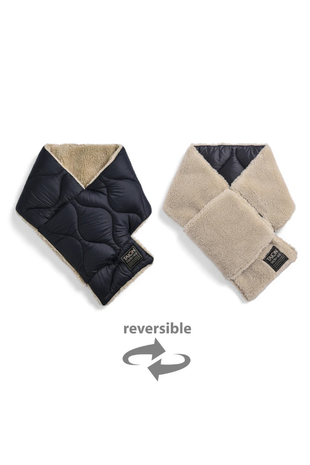 [타이온] 밀리터리 리버서블 다운 스카프는 D.NAVY(다크 네이비)와 BEIGE(베이지) 컬러의 양면 착용이 가능한 스카프입니다. 800FP(필파워) 고품질 다운 충전재와 나일론, 폴리에스테르 소재로 제작되어 뛰어난 보온성을 제공하며, 겨울철 추위로부터 보호해 줍니다. 한쪽 면은 헥사곤 퀄팅 디자인으로, 다른 한쪽 면은 부드러운 보아 소재로 마감하여 다양한 스타일 연출이 가능합니다. 캐주얼, 클래식, 미니멀 스타일 모두 소화 가능하며, 동일 시리즈의 다운 베스트 또는 자켓과 함께 매칭하여 더욱 따뜻하고 밀리터리 무드를 강조할 수 있습니다.
