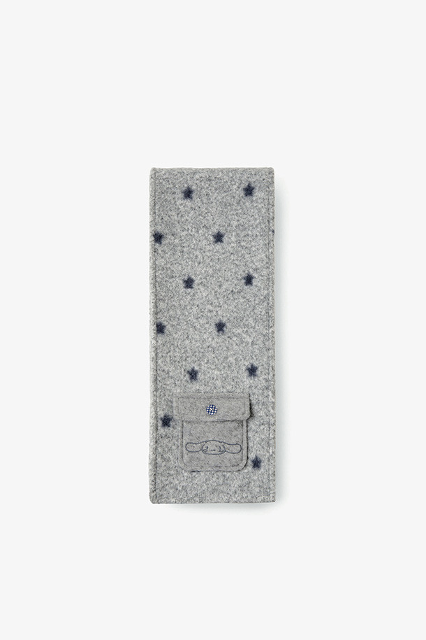 시나모롤 포켓 머플러 - 스타 그레이는 산책룩과 캐주얼, 미니멀 스타일을 즐겨 입는 분들을 위한 아이템입니다. 부드러운 촉감과 보온 기능을 갖춘, 가을, 겨울 시즌 필수 머플러로, 귀여운 도트 무늬가 특징입니다. 사랑스러운 시나모롤 캐릭터 디자인이 돋보이며, 그레이 컬러로 어떤 룩에도 자연스럽게 매치됩니다. 포켓 디테일이 있어 실용성을 더했으며, 일상에서의 따뜻함을 선사합니다.
