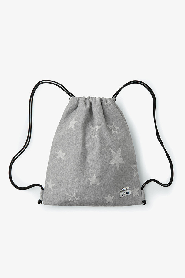 시나모롤 스타 짐색 - 그레이는 여성 고객을 위한 가방입니다. 부드러운 그레이 색상 바탕에 별 패턴이 돋보이며, 시나모롤 캐릭터 디자인으로 귀여움을 더했습니다. 여행룩, 산책룩, 휴가룩 등 다양한 TPO에 캐주얼, 미니멀, 걸리시 스타일로 연출하기 좋습니다. 드로우스트링 클로징 방식으로 내용물을 안전하게 보관하며, 사각 형태의 짐색 디자인으로 실용성을 높였습니다.

