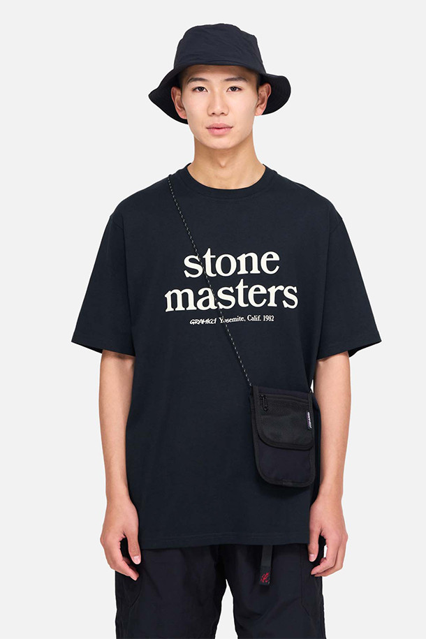 [그라미치] GRAMICCI (그라미치) CORDURA (코듀라) NECK POUCH (넥 파우치)는 찢김과 마모에 강한 코듀라 소재를 사용하여 내구성을 높인 남성용 넥 파우치입니다. 블랙 색상의 무지 디자인으로, 캠핑, 하이킹, 여행 등 다양한 아웃도어 활동은 물론 일상에서도 활용하기 좋습니다. 14.5cm x 19cm의 스몰 사이즈로 필수품을 수납하기에 적합하며, 외부 지퍼 포켓과 내부 포켓 2개, 조절 가능한 넥 코드를 갖춰 실용성을 더했습니다. D-링과 웨빙 벨트 디테일, 지퍼형 잠금 방식으로 캐주얼, 미니멀, 고프코어 스타일을 연출하기 좋습니다. 목걸이형으로 편안하게 착용할 수 있으며, 수납과 사이즈 조절 기능을 제공합니다.
