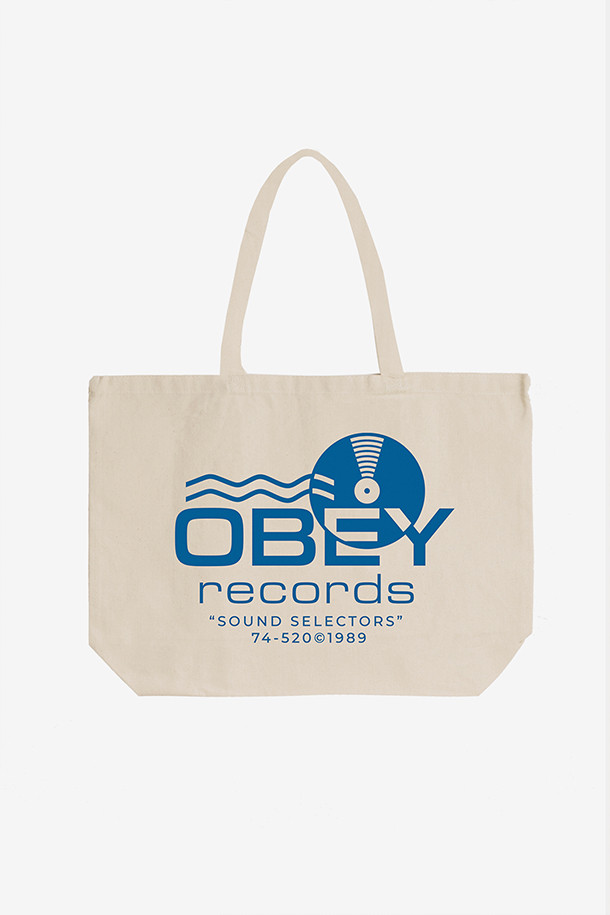 [오베이] OBEY RECORDS SOUND WAVES 토트백은 내추럴 컬러의 캔버스 소재 라지 사이즈 가방입니다. 남녀 모두 착용 가능하며, 레코드 사운드 웨이브 그래픽 프린트와 OBEY Records 브랜딩이 특징입니다. 사각 형태의 오픈형 디자인으로, Sound Selectors 시리즈 제품입니다.
