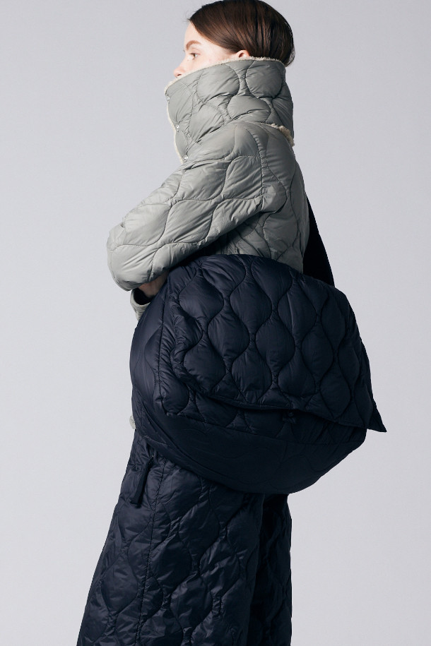 [타이온] MILITARY MESSENGER DOWN BAG-L (밀리터리 메신저 다운 백-L) - BLACK은 미니멀하고 밀리터리 스타일을 결합한 남성용 메신저백입니다. 800FP 프리미엄 다운 충전재를 사용하여 가볍고 따뜻하며, A3 사이즈 수납이 가능한 라지 사이즈입니다. 블랙 컬러의 퀄팅 디자인이 특징이며, 플랩 아래 지퍼 잠금장치와 내부 수납 포켓으로 실용성을 더했습니다. 크로스백 또는 숄더백으로 활용 가능하며, 일상 및 출근룩에 잘 어울립니다.
