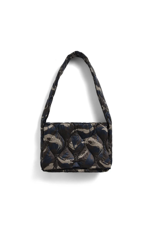 [타이온] MILITARY MESSENGER DOWN BAG-L (밀리터리 메신저 다운 백-L) - 페인트 카모는 남성용 메신저백입니다. 라지 사이즈로, A3 사이즈 수납이 가능하여 넉넉한 수납공간을 제공합니다. 800FP 프리미엄 다운 충전재를 사용하여 가볍고 따뜻하며, 내부 수납 포켓으로 실용성을 더했습니다. 카모 패턴의 사각 디자인에 퀄팅 디테일이 돋보이며, 크로스 또는 숄더로 착용 가능하여 캐주얼, 고프코어 스타일 모두 소화 가능합니다. 지퍼형 잠금 방식으로 내용물을 안전하게 보호합니다.
