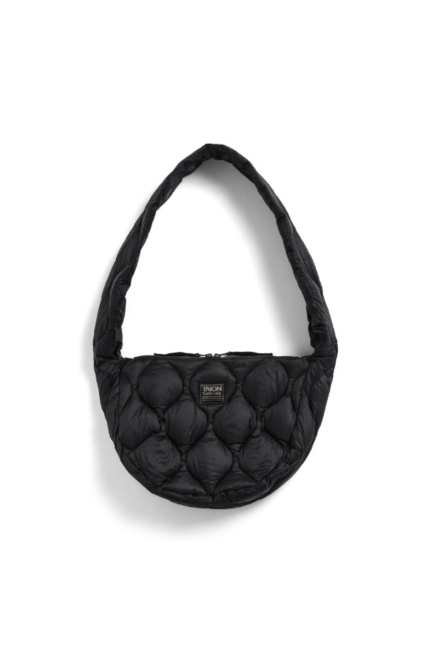 타이온 밀리터리 바나나 숄더 다운 백-M - BLACK은 남녀 모두 착용 가능한 미니멀 디자인의 숄더백입니다. 부드러운 촉감의 나일론과 다운 소재로 제작되었으며, 퀄팅 디자인이 특징입니다. 가볍고 신체에 밀착되는 디자인으로 편안하게 착용할 수 있으며, 내부 수납 포켓과 A4 사이즈 수납이 가능합니다. 크로스백으로도 활용 가능하며, 지퍼형 잠금 방식으로 내용물을 안전하게 보관할 수 있습니다. 일상생활에서 밀리터리, 캐주얼 스타일을 연출하기에 적합합니다.
