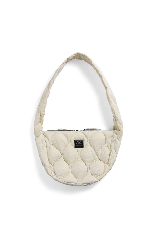 [타이온] 밀리터리 바나나 숄더 다운 백-M (OFF WHITE)은 미니멀하고 캐주얼한 스타일을 추구하는 남녀 모두를 위한 숄더백입니다. 가볍고 부드러운 고밀도 나일론 소재와 다운 충전재를 사용하여 편안한 착용감을 제공하며, 헥사곤 퀄팅 디자인이 특징입니다. 넉넉한 수납공간과 A4 사이즈 수납이 가능하여 실용성을 더했으며, 크로스백으로도 활용할 수 있습니다. 밀리터리, 미니멀 무드를 연출하여 여행룩, 산책룩 등 다양한 TPO에 활용하기 좋습니다. 지퍼형 잠금 방식으로 내용물을 안전하게 보관할 수 있습니다.
