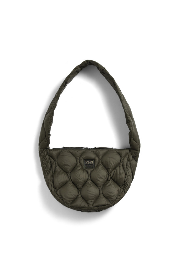 [타이온] 밀리터리 바나나 숄더 다운 백-M - D.OLIVE는 미니멀하고 캐주얼한 스타일의 남성용 숄더백입니다. 고밀도 나일론 소재와 프리미엄 다운 충전재를 사용하여 부드러운 촉감과 뛰어난 경량성을 자랑합니다. 올리브 컬러의 퀄팅 디자인이 밀리터리 무드를 더하며, 바나나 형태의 디자인은 실용적인 수납공간과 A4 사이즈 수납이 가능하게 합니다. 지퍼형 잠금 방식으로 편리하며, 크로스백으로도 활용할 수 있습니다. 일상생활에서 유용하게 사용할 수 있는 아이템입니다.
