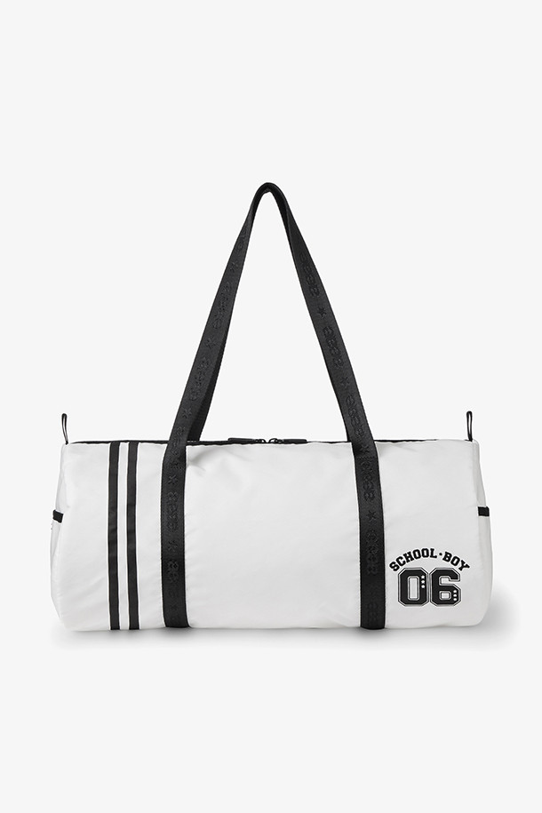 [AEAE] 스쿨 보이 더플백 - 화이트는 스포티, 빈티지 스타일의 미디엄 사이즈 더플백입니다. 흰색과 검은색 도트 무늬가 특징이며, 나일론 소재로 제작되어 내구성이 뛰어납니다. 지퍼형 잠금 방식으로 내용물을 안전하게 보관하며, 일상, 여행, 휴가, 피트니스룩에 적합합니다. 가방의 크기는 가로 45cm, 세로 21cm이며, 스쿨백 또는 스포츠백으로 활용하기 좋습니다.
