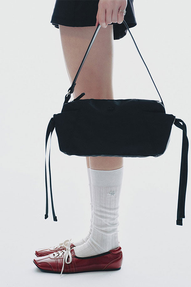 **[MMW] 스트링 백 - 블랙**

미니멀하고 클래식한 스타일의 [MMW] 스트링 백 - 블랙 토트백입니다. 나일론과 면 혼방 소재로 제작되었으며, 미디엄 사이즈로 출근룩, 쇼핑룩, 카페룩 등 다양한 TPO에 활용하기 좋습니다. 비건 레더 스트랩과 금속 라벨 장식이 특징이며, YKK 지퍼를 사용하여 내구성을 높였습니다. 67cm 길이의 스트랩과 사이드 포켓, 사각 디자인, 지퍼형 잠금 방식으로 편리함을 더했습니다.
