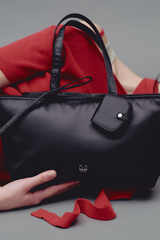 [MMW] 새틴 숄더백 - BLACK은 미니멀, 클래식, 캐주얼 스타일을 추구하는 여성들을 위한 가방입니다. 부드러운 폴리에스테르 새틴 소재와 안감의 면 100% 소재로 제작되어 고급스러운 촉감을 선사합니다. 미디엄 사이즈의 사각 숄더백으로, 블랙 컬러에 스트라이프 패턴 안감이 세련된 포인트를 더합니다. 스냅 클로징 방식과 로고 금속 라벨 장식이 돋보이며, 미니 지갑 디테일로 실용성을 높였습니다. 데이트룩, 쇼핑룩, 카페룩 등 다양한 TPO에 매치하여 스타일리시하게 연출할 수 있습니다.
