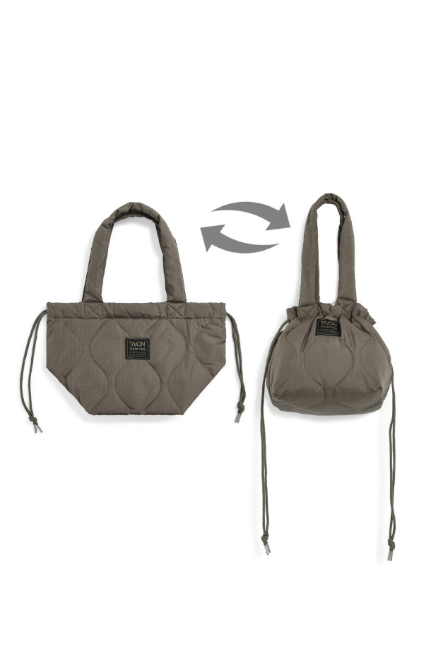 [타이온] MILITARY DOWN TOTE BAG-S 밀리터리 다운 토트 백-S - D.KHAKI는 밀리터리 스타일의 남성용 토트 백입니다. 다크 카키 색상의 퀼팅 디자인이 돋보이며, 폴리에스터와 다운 소재를 사용하여 제작되었습니다. 800FP 다운 충전재로 보온성을 높였으며, 사이즈 조절과 접이식 기능으로 실용성을 더했습니다. 2way, 파우치 변형이 가능하며, 사각 형태의 가방으로 일상에서 캐주얼, 미니멀, 시티보이 스타일을 연출하기 좋습니다. 조임용 끈으로 간편하게 잠금 할 수 있습니다.
