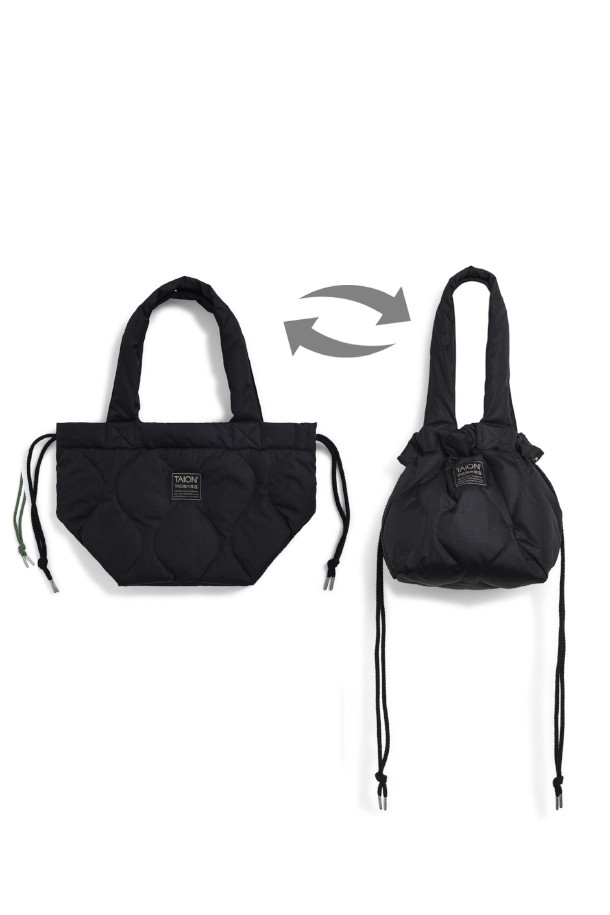 [타이온] MILITARY DOWN TOTE BAG-S (밀리터리 다운 토트 백-S) - BLACK은 미니멀한 스타일과 밀리터리 무드를 담은 남성용 토트백입니다. 가볍고 따뜻한 다운 충전재와 퀄팅 디자인이 특징이며, 폴리에스테르 소재로 제작되어 내구성을 높였습니다. 2way 컨버터블 디자인으로 토트백 또는 크로스백으로 활용 가능하며, 파우치 형태로 변형하여 간편하게 휴대할 수도 있습니다. 런치 토트 사이즈로 스마트 기기 수납이 용이하며, 일상생활에서 실용적으로 사용할 수 있습니다. 블랙 색상의 무지 디자인으로 어떤 스타일에도 잘 어울립니다.
