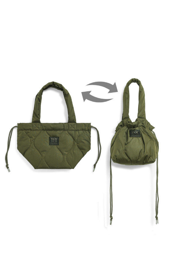 타이온 밀리터리 다운 토트 백-S (D.OLIVE)는 밀리터리 스타일의 미니멀한 디자인이 돋보이는 남성용 토트백입니다. 가볍고 보온성이 뛰어난 다운 충전재를 사용하여 쌀쌀한 날씨에도 쾌적하게 사용할 수 있으며, 폴리에스테르 소재로 제작되어 튼튼합니다. 런치 토트 사이즈로, 일상생활에서 간편하게 사용할 수 있으며, 2WAY 컨버터블 디자인으로 토트백 또는 파우치 형태로 변형하여 활용할 수 있습니다. 조절 가능한 스트랩은 사용자의 편의에 맞게 길이를 조절할 수 있으며, 지퍼형 잠금 방식으로 내용물을 안전하게 보관할 수 있습니다. 사각 형태의 퀄팅 디자인이 특징인 이 토트백은 미니멀하고 캐주얼한 스타일을 선호하는 분들께 추천합니다.
