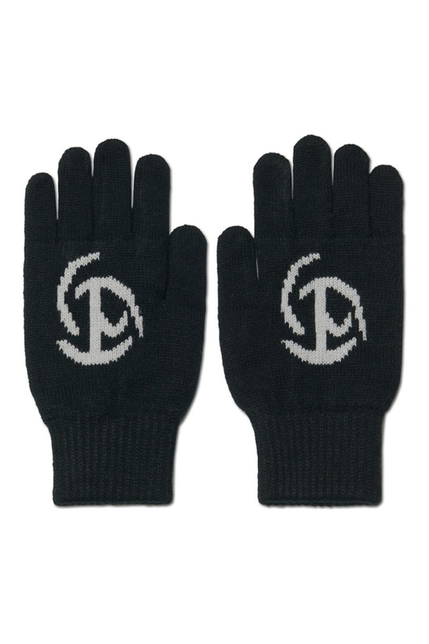 엠블럼 니트 글로브 (블랙)는 겨울철 따뜻함과 스타일을 동시에 잡을 수 있는 장갑입니다. 부드러운 아크릴 니트 소재로 제작되어 뛰어난 촉감을 선사하며, 보온 기능으로 추운 날씨에도 따뜻하게 손을 보호합니다. 엠블럼 로고 자수가 디자인 포인트로 들어가 캐주얼, 미니멀, 클래식 스타일의 겨울 데일리룩에 잘 어울립니다. 남녀 공용으로 착용 가능하며, 두꺼운 두께감으로 한겨울에도 따뜻함을 유지해 줍니다. 양손 세트로 구성되어 실용성을 더했습니다.
