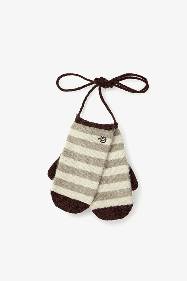 따뜻하고 부드러운 스트라이프 미튼 장갑 - 카키 컬러입니다. 겨울철 보온성을 높여주는 두꺼운 니트 소재로 제작되었으며, 부드러운 촉감이 특징입니다. 캐주얼, 클래식, 미니멀 스타일 모두에 잘 어울립니다. 귀여운 리본 장식이 디자인 포인트로, 미튼 스타일로 손 전체를 따뜻하게 감싸줍니다. 데일리룩에 포인트 아이템으로 활용하기 좋습니다.
