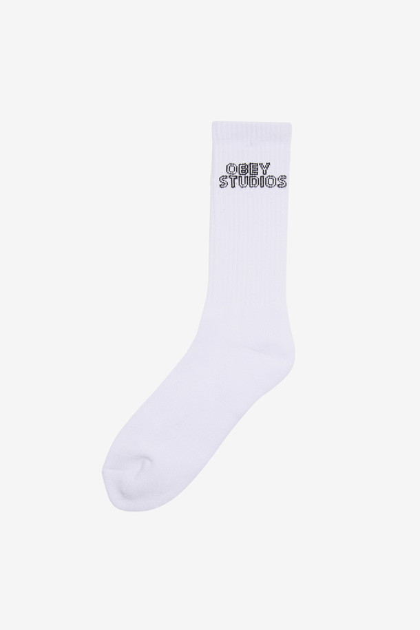 [오베이] OBEY STUDIOS SOCKS 오베이 스튜디오스 삭스 - WHITE는 면, 폴리에스터, 스판덱스 혼방 소재로 제작된 미드렝스 기장의 양말입니다. 화이트 컬러 바탕에 오베이 스튜디오스 로고 프린트가 돋보이는 디자인으로, 캐주얼, 미니멀, 클래식 스타일을 연출하기 좋습니다. 신축성이 뛰어나 편안한 착용감을 제공하며, 사계절 내내 일상생활에서 활용하기 좋습니다. 동네 마실룩이나 집콕룩에 매치하여 편안하면서도 스타일리시한 룩을 완성해 보세요. 골지 디자인으로 발목을 잡아주어 안정적인 착용감을 선사합니다.
