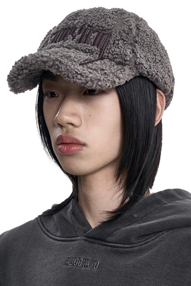 아치 로고 플리스 캡 - GREY는 캐주얼, 미니멀, 클래식 스타일을 아우르는 공용 모자입니다. 가을, 겨울 시즌에 착용하기 좋으며, 부드러운 플리스 소재로 제작되어 보온성을 높였습니다. 그레이 컬러에 아치 로고 패턴이 포인트로 들어가 심플하면서도 세련된 디자인을 완성합니다. 출근룩이나 캠핑룩 등 다양한 TPO에 활용하기 좋으며, 일상생활에서 편안하게 착용할 수 있습니다.
