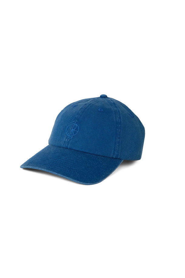 Sai Cap (사이 캡) - Washed Blue는 부드러운 면 소재로 제작되어 편안한 착용감을 선사하는 볼캡입니다. 워싱 가공을 거쳐 빈티지한 멋을 더했으며, 무지 디자인에 로고 디테일로 포인트를 주었습니다. 일반적인 모자 깊이와 챙 넓이로 제작되어 데일리룩에 부담 없이 매치하기 좋습니다. 사이즈 조절이 가능하여 남녀 공용으로 착용할 수 있으며, 산책룩, 여행룩 등 캐주얼, 미니멀, 클래식 스타일 모두 소화 가능합니다. 봄, 여름, 가을 계절에 활용하기 좋은 아이템입니다.
