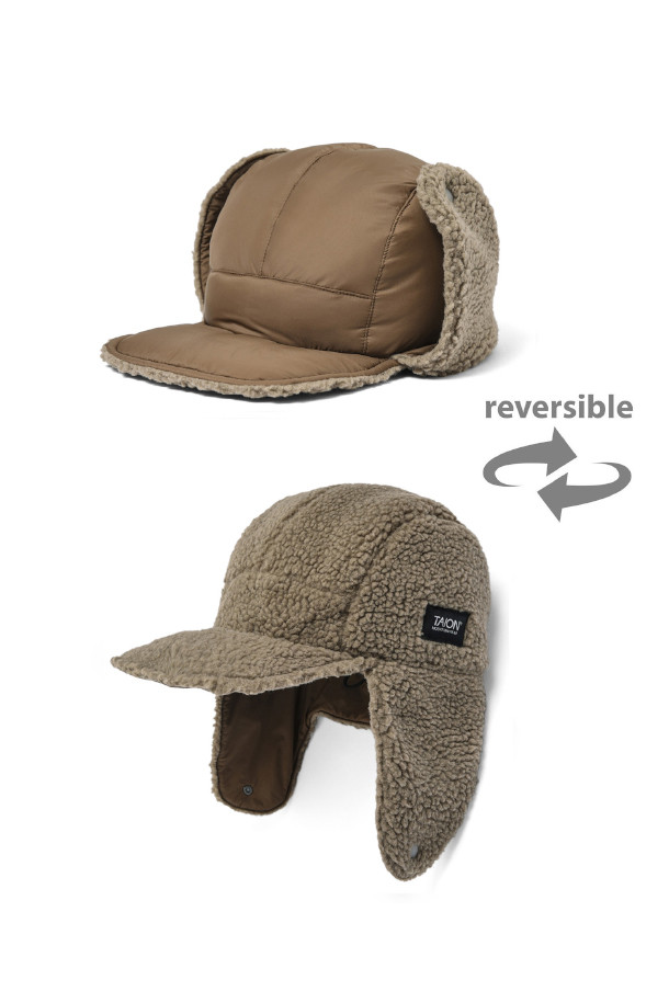 [타이온] 마운틴 리버서블 다운×보아 웜 캡은 겨울철 보온성을 책임지는 귀달이 모자입니다. 부드러운 촉감의 나일론, 폴리에스테르, 다운 소재를 사용하여 제작되었으며, 800필파워의 95% 다운, 5% 페더 충전재로 뛰어난 보온력을 자랑합니다. 라이트브라운, 베이지 두 가지 색상으로 출시되었으며, 리버서블 디자인으로 다양한 스타일 연출이 가능합니다. 깊은 모자 깊이와 8.5cm의 챙 넓이로 안정적인 착용감을 제공하며, 보아 소재를 더해 포근함을 더했습니다. 클래식, 미니멀, 캐주얼 등 어떤 스타일에도 잘 어울리는 겨울 필수 아이템입니다.