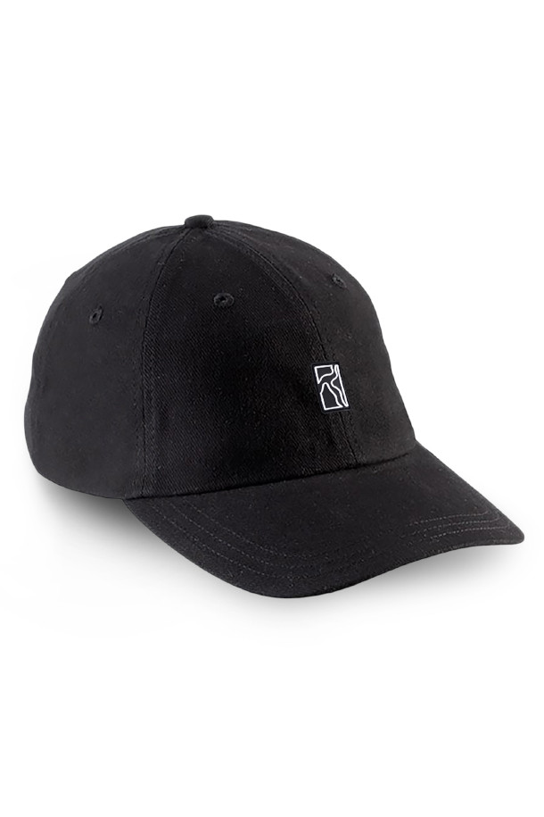 "Classic Rubber Cap 클래식 러버 캡 - Black"은 심플한 디자인과 클래식한 스타일을 갖춘 남녀 공용 캡모자입니다. 사계절 모두 착용 가능하며, 부드러운 촉감의 고무 소재로 제작되었습니다. 일반 모자 깊이와 챙 넓이로 편안한 착용감을 선사하며, 무지 디자인에 로고 장식이 더해져 미니멀하면서도 캐주얼한 분위기를 연출합니다. 산책룩에 잘 어울리는 블랙 컬러의 클래식 러버 캡입니다.
