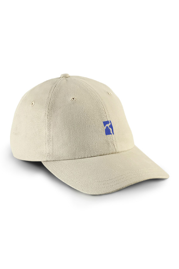 베이지와 블루 컬러의 Classic Cap(클래식 캡)입니다. 면 소재로 제작되어 부드러운 촉감을 선사하며, 봄, 여름, 가을 계절에 착용하기 좋습니다. 일상, 산책, 여행 등 다양한 TPO에 캐주얼, 미니멀, 클래식 스타일로 매치하기 용이합니다. 일반적인 모자 깊이와 챙 넓이로 편안하게 착용 가능하며, 사이즈 조절 기능이 있어 누구나 맞춤 핏으로 즐길 수 있습니다. 심플한 무지 디자인에 로고 장식으로 포인트를 더했습니다.
