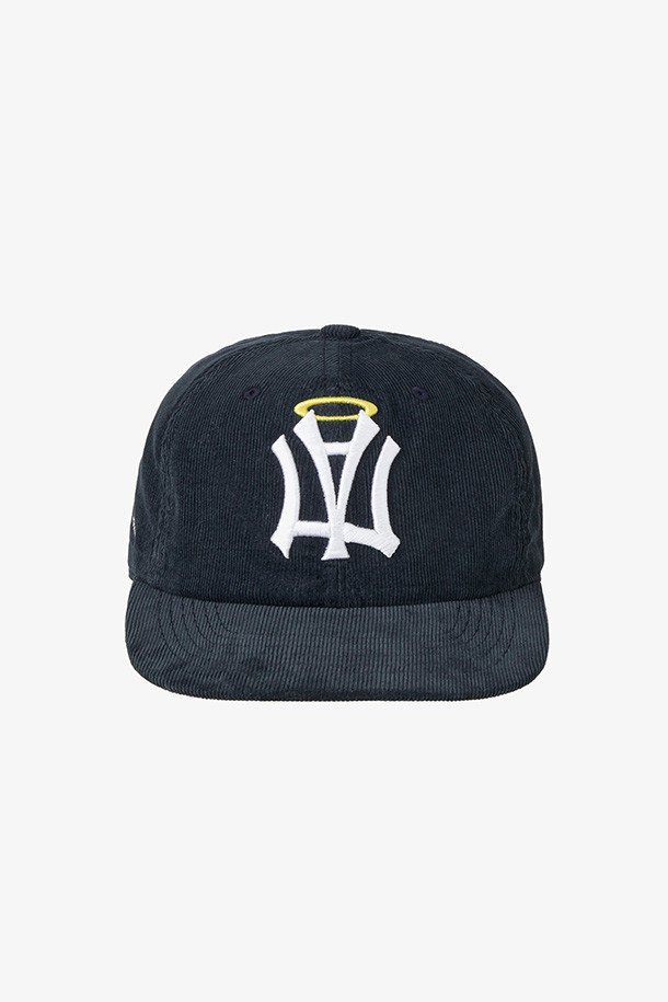 **AE 심볼 코듀로이 엔젤 윙 캡 - 네이비**는 부드러운 코듀로이 소재로 제작되어 봄, 가을에 착용하기 좋은 캡모자입니다. 네이비 컬러와 일반적인 깊이, 챙 넓이로 제작되었으며, 캐주얼, 미니멀, 클래식 스타일을 연출하기 좋습니다. 전면에 엔젤윙 로고 자수 디테일이 돋보이며, 산책룩과 캠핑룩에 매치하여 포인트를 줄 수 있습니다. 남녀 공용으로 착용 가능하며, 일상 속에서 편안하게 스타일을 낼 수 있는 아이템입니다.
