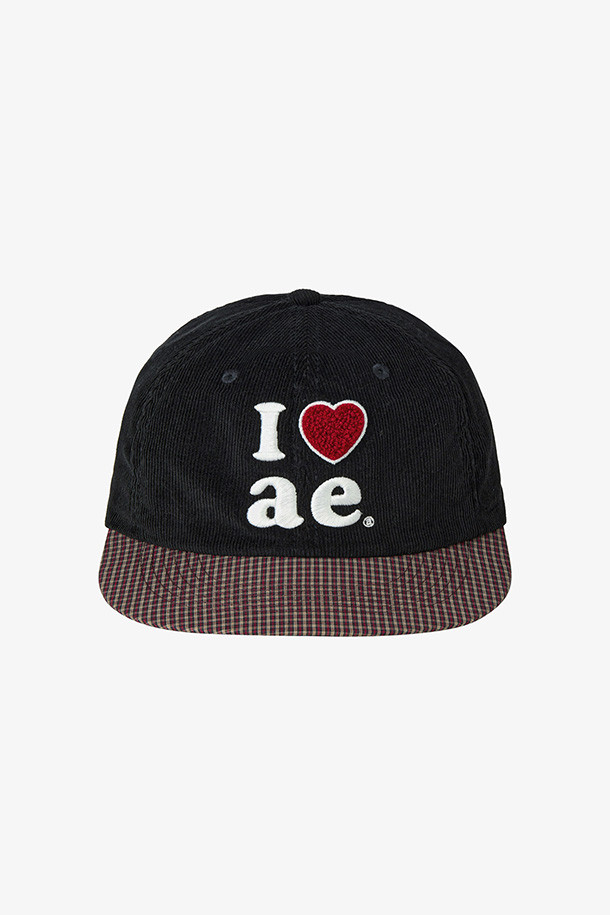 세련된 디자인의 블랙 컬러 체크 볼캡입니다. 부드러운 면 소재로 제작되어 편안한 착용감을 선사하며, 봄, 여름, 가을 계절에 활용하기 좋습니다. 일반적인 모자 깊이와 챙 넓이로 제작되었으며, 자수 로고와 체크 패턴 챙 디테일이 돋보입니다. 캐주얼, 미니멀, 클래식 스타일을 즐겨 입는 분들께 추천하며, 산책룩이나 여행룩에 포인트 아이템으로 활용하기 좋습니다.
