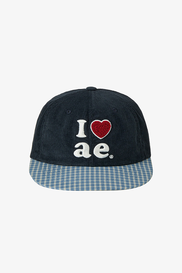 네이비 컬러의 체크 패턴이 돋보이는 볼캡입니다. 면 소재로 제작되어 부드러운 촉감을 선사하며, 봄, 여름, 가을 계절에 착용하기 좋습니다. 일반적인 모자 깊이와 챙 넓이로 제작되었으며, 체크 패턴 챙과 로고/패치 디자인 장식이 특징입니다. 캐주얼, 미니멀, 클래식 스타일을 즐겨 입는 분들께 추천하며, 산책룩이나 여행룩에 매치하여 편안하면서도 세련된 스타일을 연출할 수 있습니다.
