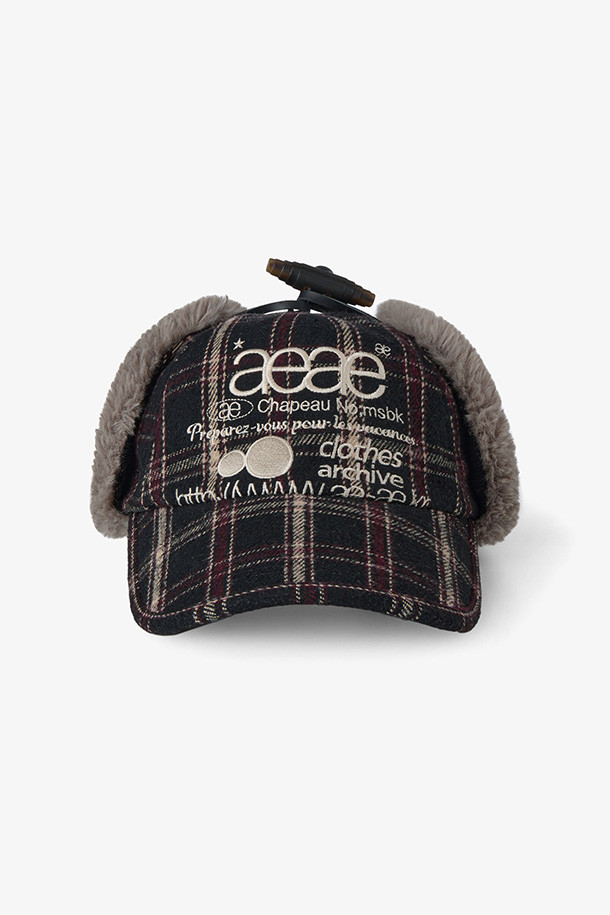 WEB 로고 트루퍼 캡 - 블랙은 겨울철 따뜻함을 책임질 모자입니다. 부드러운 폴리에스터 소재로 제작되어 깊고 편안한 착용감을 제공하며, 블랙 컬러에 로고와 체크 패턴이 세련된 조화를 이룹니다. 깊은 모자 깊이와 중간 챙 넓이로 어떤 스타일에도 잘 어울리며, 귀덮개와 퍼 장식이 보온성을 높여줍니다. 캐주얼, 클래식, 미니멀 스타일 모두 소화 가능한 겨울철 필수 아이템입니다.
