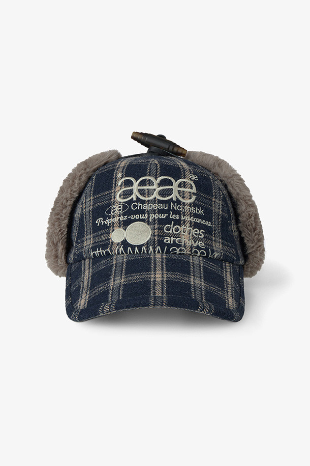 WEB 로고 트루퍼 캡 - 네이비는 남녀 모두 착용 가능한 겨울용 모자입니다. 부드러운 면 소재로 제작되었으며, 짙은 네이비 컬러에 체크 패턴과 로고 디자인이 특징입니다. 깊은 모자 깊이와 중간 챙 넓이, 그리고 부드러운 촉감으로 편안한 착용감을 선사합니다. 특히 귀덮개가 있어 보온성을 높였으며, 클래식, 캐주얼, 미니멀 스타일의 출근룩에 잘 어울립니다. 두꺼운 두께감과 퍼 장식이 포인트로, 추운 날씨에도 따뜻하고 스타일리시하게 연출할 수 있습니다.
