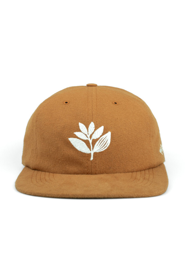 LEAGUE 6P HAT (리그 6P 햇) - OCRA는 면 소재의 부드러운 촉감이 돋보이는 볼캡입니다. 오크라 컬러에 6패널 디자인과 자수 디테일이 더해져 캐주얼, 미니멀, 클래식 스타일을 모두 아우릅니다. 봄, 여름, 가을 시즌에 산책룩, 여행룩 등 다양한 TPO에 활용하기 좋습니다. 일반적인 모자 깊이와 챙 넓이로 편안한 착용감을 선사하며, 데일리 아이템으로 활용하기 좋습니다. 로고 패턴이 포인트로 들어가 심플하면서도 세련된 스타일을 연출합니다.
