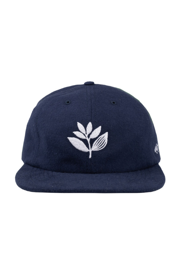 LEAGUE 6P HAT 리그 6P 햇 - 네이비 블루는 캐주얼, 미니멀, 클래식 스타일을 아우르는 볼캡입니다. 봄, 여름, 가을 계절에 적합하며, 산책룩과 여행룩에 매치하기 좋습니다. 부드러운 면 소재로 제작되었으며, 중간 모자 깊이와 중간 챙 넓이로 편안한 착용감을 선사합니다. 6패널 구조와 자수 로고, 조절 가능한 스트랩 디자인으로 포인트를 더했습니다. 통기성이 뛰어나 일상생활에서 쾌적하게 착용할 수 있습니다.
