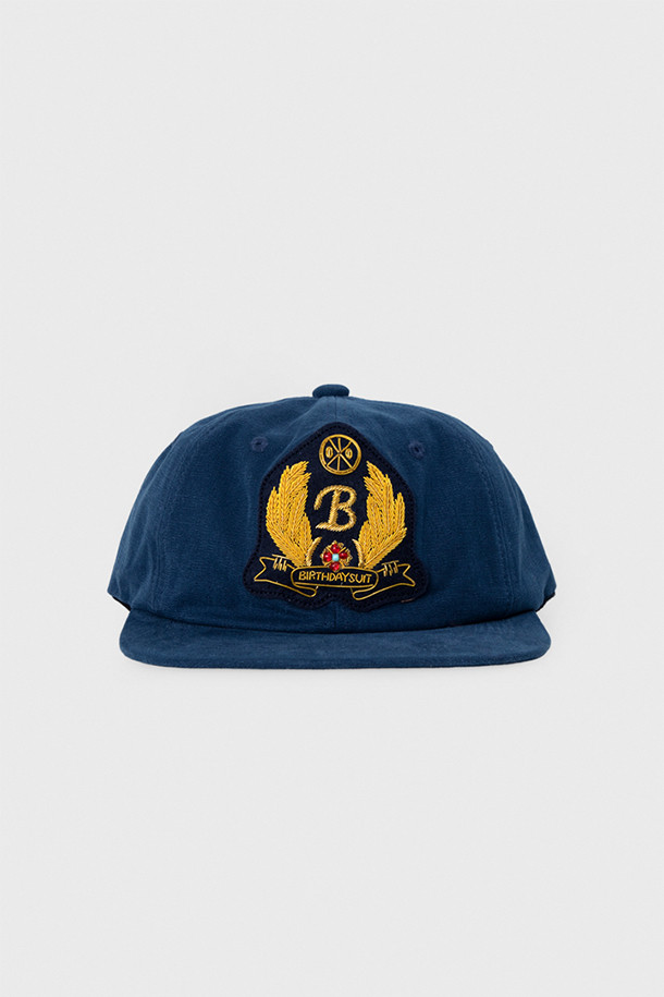 [벌스데이수트] 골드 비 크레스트 캡은 면 소재로 제작되어 부드러운 촉감을 자랑하며, 사계절 내내 착용하기 좋습니다. 네이비와 골드 컬러 조합으로 캐주얼, 클래식, 미니멀 스타일을 연출하기 용이하며, 일상 및 산책룩에 잘 어울립니다. 모자 깊이 15cm, 챙 넓이 7cm로 안정적인 착용감을 제공하며, 바이오 워싱 가공 및 헤링본 테이프 내부 장식으로 고급스러움을 더했습니다. 자수와 크레스트 디자인이 돋보이며, 수작업 스타일과 사이즈 조절 기능으로 편안함을 더했습니다.
