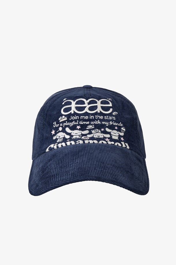 시나모롤 웹 로고가 자수 놓인 네이비 컬러의 5패널 코듀로이 캡모자입니다. 부드러운 촉감의 코듀로이 소재로 제작되어 봄, 가을에 착용하기 좋으며, 일상생활에서 편안하게 사용할 수 있습니다. 일반적인 모자 깊이와 챙 넓이를 갖춰 데일리룩에 포인트를 더할 수 있습니다. 5패널 구조로 제작되어 안정적인 착용감을 제공하며, 미니멀, 캐주얼, 클래식 스타일의 옷차림에 잘 어울립니다. 산책룩, 캠핑룩 등 다양한 TPO에 활용하여 시나모롤 캐릭터의 귀여움을 뽐내 보세요.
