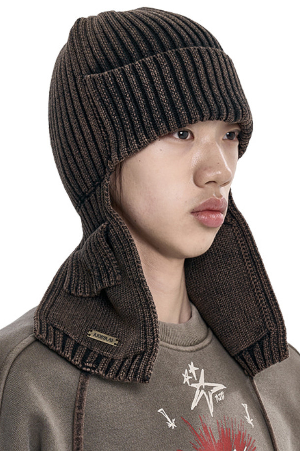 워시드 니트 트루퍼 햇 - 브라운은 부드러운 면 소재로 제작되어 가을, 겨울철 따뜻하게 착용할 수 있는 모자입니다. 7게이지 두께의 니트 짜임으로 포근함을 더하고, 워싱 처리로 자연스러운 빈티지 스타일을 연출합니다. 이어플랩 디자인으로 찬 바람을 효과적으로 막아주며, 간단한 소지품을 보관할 수 있는 포켓 디테일이 실용성을 높입니다. 캐주얼, 클래식, 미니멀 스타일의 옷차림에 잘 어울리며, 산책룩과 캠핑룩에 포인트를 줄 수 있습니다. 브라운 컬러의 무지 디자인으로 어떤 스타일에도 쉽게 매치할 수 있습니다.
