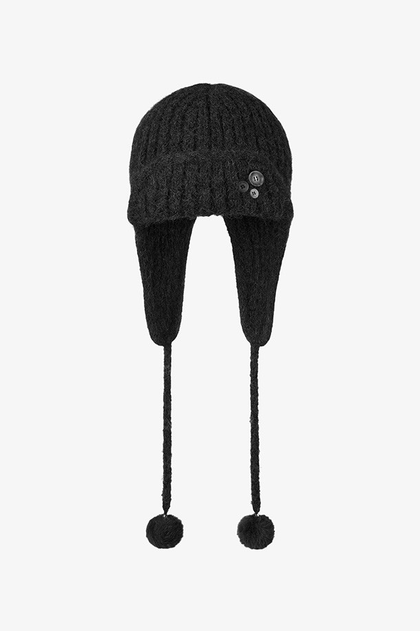BUTTON KNIT TROOPER BEANIE - 블랙은 부드러운 니트 소재로 제작되어 깊은 모자 깊이와 두꺼운 두께감으로 포근함을 더한 비니입니다. 케이블 패턴과 폼폼, 귀덮개 디자인으로 포인트를 주어 캐주얼, 클래식, 미니멀 스타일을 연출하기 좋습니다. 블랙 컬러로 어떤 옷에도 잘 어울리며, 출근룩이나 캠핑룩에 활용하기 좋아 실용적입니다. 버튼 디테일이 돋보이는 디자인으로 개성을 더했습니다. 가을, 겨울 시즌에 따뜻하고 스타일리시하게 착용할 수 있는 필수 아이템입니다.
