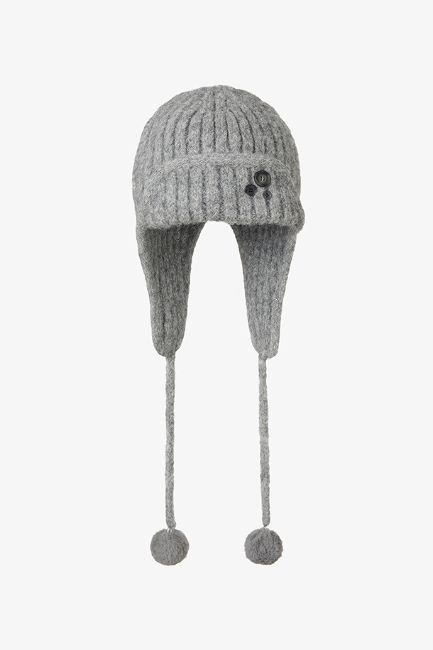 BUTTON KNIT TROOPER BEANIE - GREY (버튼 니트 트루퍼 비니 - 그레이)는 부드러운 울과 아크릴 혼방 소재로 제작되어 가을과 겨울철 따뜻하게 착용할 수 있는 비니입니다. 깊은 모자 깊이와 두꺼운 두께, 케이블 패턴이 돋보이며, 버튼과 귀덮개, 폼폼 디테일이 디자인의 포인트를 더합니다. 트루퍼 스타일로 보온성을 높였으며, 캐주얼, 클래식, 미니멀 스타일 모두 소화 가능하여 출근룩과 캠핑룩에 활용하기 좋습니다. 그레이 컬러로 어떤 옷에도 무난하게 매치할 수 있는 실용적인 아이템입니다.
