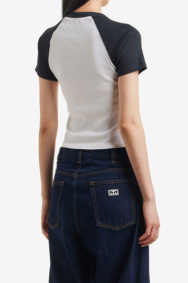 [오베이] OBEY COSMIC DREAMS 코스믹 드림즈 - WHITE는 여성용 티셔츠입니다. 부드러운 면 소재로 제작되었으며, 크롭 기장과 반소매, 라운드넥 디자인이 특징입니다. 캐주얼하고 스포티한 스타일 연출에 적합하며, 얇은 두께감으로 봄, 여름에 시원하게 착용할 수 있습니다. 전면에 로고 패턴, 래글런 소매 디테일이 돋보이는 크롭핏 티셔츠입니다.
