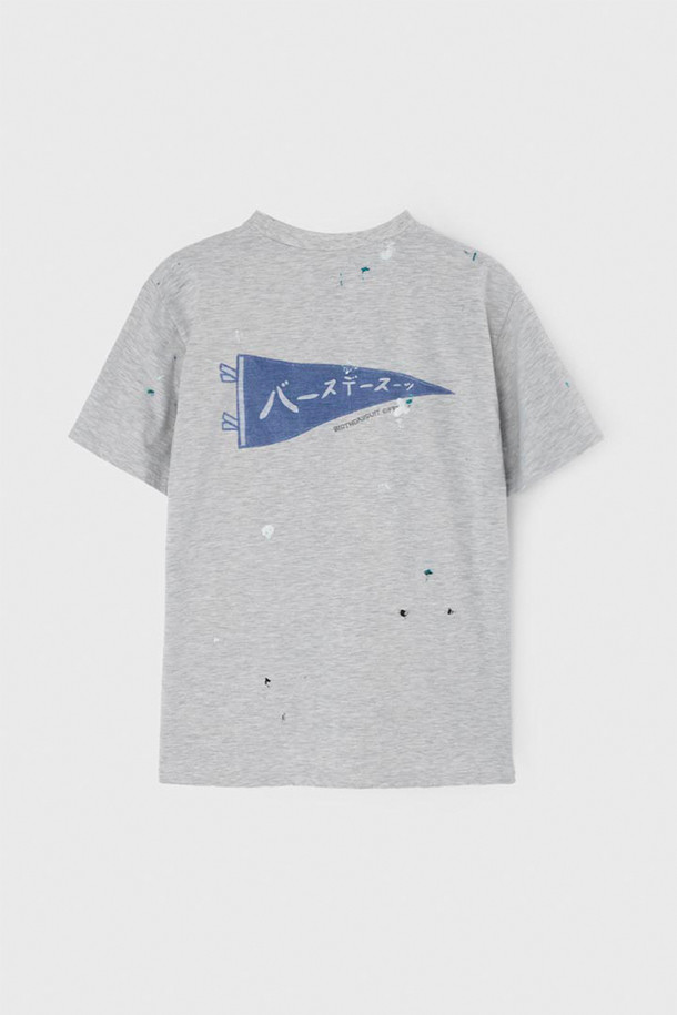 [벌스데이수트] 페인티드 플래그 티셔츠 - 멜란지 그레이는 부드러운 15수 면 원단으로 제작되어 편안한 착용감을 선사합니다. 바이오 워싱 가공을 거쳐 자연스러운 질감과 핏을 자랑하며, 라운드넥 디자인으로 캐주얼한 분위기를 연출합니다. 멜란지 그레이 컬러에 프린팅된 플래그 패턴이 포인트를 더하여 미니멀하면서도 개성 있는 스타일을 완성합니다. 동네 마실룩, 산책룩, 집콕룩 등 다양한 TPO에 활용하기 좋으며, 봄, 여름 계절에 시원하게 입을 수 있습니다. 데일리 티셔츠로 활용하여 편안하고 스타일리시한 캐주얼룩을 연출해보세요.
