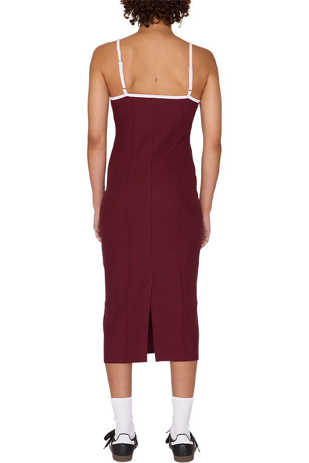[오베이] SIDELINE TANK DRESS 사이드라인 탱크 드레스 - WINE는 일상에서 편안하게 착용하기 좋은 여성용 탱크 드레스입니다. 와인 컬러의 H라인 맥시 기장 드레스로, 면과 스판덱스 혼방의 골지 소재로 제작되어 스포티하면서도 캐주얼한 무드를 연출합니다. 스트레이트 넥 라인과 암홀 부분 배색 립 디테일, 앞면 중앙 자수 로고가 특징이며, 페어트레이드 인증을 받았습니다.