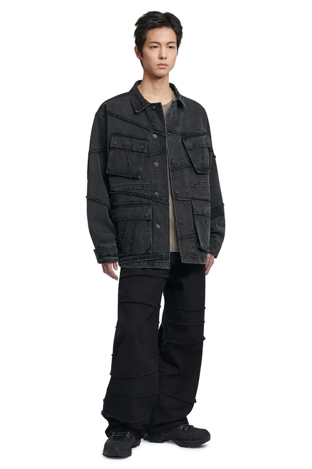 [노매뉴얼] R.C 데님 BDU 자켓 - WASHED BLACK은 워싱된 블랙 컬러의 데님 소재 BDU(BATTLE DRESS UNIFORM) 자켓입니다. 가을과 겨울에 착용하기 좋으며, 밀리터리 스타일을 기반으로 실험적인 디테일과 러프한 감각, 조형적인 디자인이 돋보입니다. 캐주얼, 미니멀, 워크웨어 스타일을 즐기는 분들께 추천하며, 겨울 데일리룩이나 가을 나들이룩에 활용하기 좋습니다. 긴 소매 기장으로 제작되었으며, 무지 패턴으로 다양한 룩에 매치하기 용이합니다.
