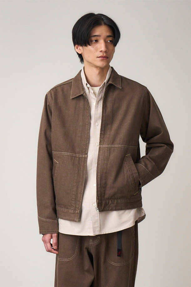 [그라미치] GRAMICCI JAPANESE SLUB DENIM JACKET (그라미치 재패니즈 슬럽 데님 재킷) - AMBER는 캐주얼과 워크웨어 스타일을 아우르는 남성용 데님 재킷입니다. 봄, 가을 시즌에 적합하며, 일상에서 활용하기 좋습니다. 앰버 컬러의 무지 디자인에 12oz 데님 원단과 CORDURA 나일론 혼방으로 제작되어 두꺼운 두께감과 뻣뻣한 촉감을 느낄 수 있습니다. 레귤러 핏과 긴 소매 기장, 그리고 집업 여밈 방식으로 편안함을 더했습니다. 가을 나들이룩이나 겨울 데일리룩에 매치하여 워크웨어 스타일을 연출해보세요.
